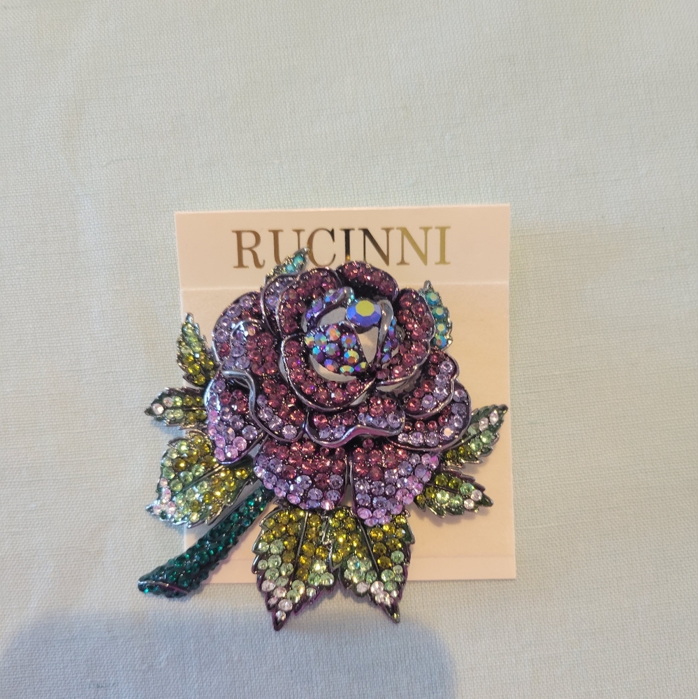 GORGEOUS RUCINNI BROOCH, BRAND NEW.